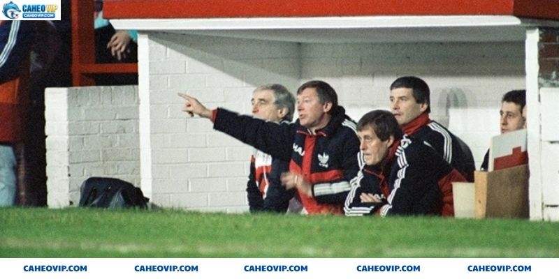 Sir Alex Ferguson ngồi trên băng ghế chỉ đạo thời còn dẫn dắt