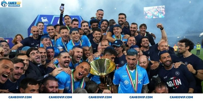 Sự hạnh phúc niềm phấn khởi thể hiện rõ trên khuôn mặt các cầu thủ Napoli