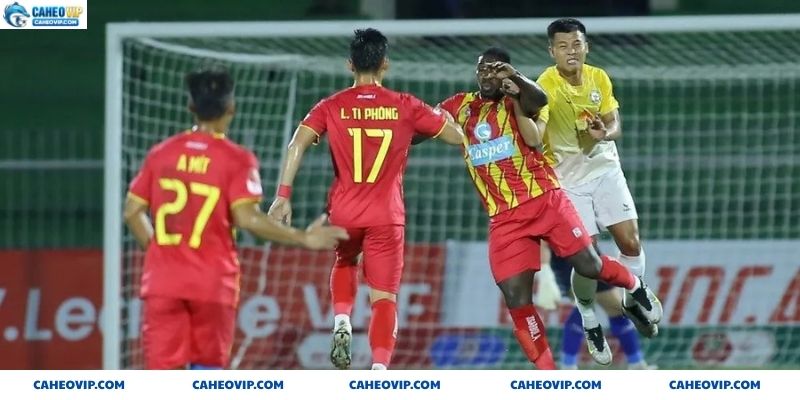Hình ảnh các cầu thủ Thanh Hóa vs Bình Định tranh chấp trên không