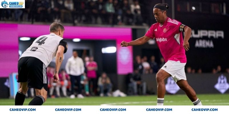 Ronadinho củng tham gia với tư cách là cầu thủ 1 Clb